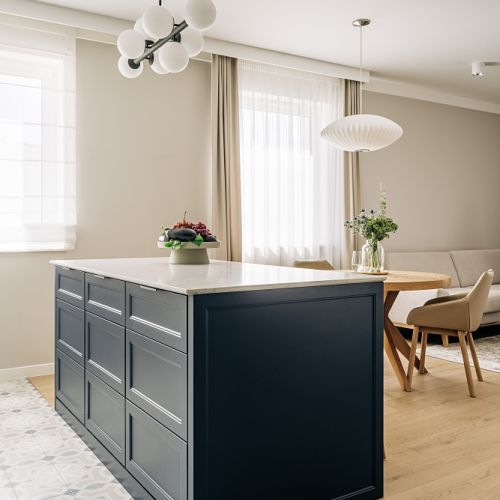 kuchnia biało granatowa