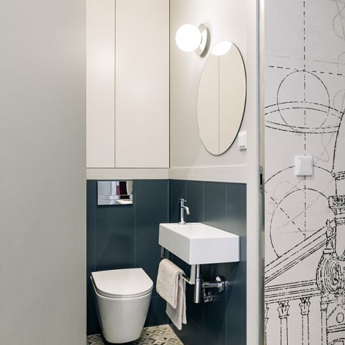 biało granatowa łazienka