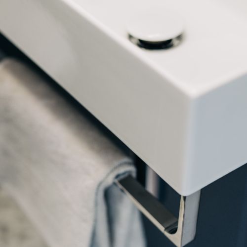 biało granatowa łazienka