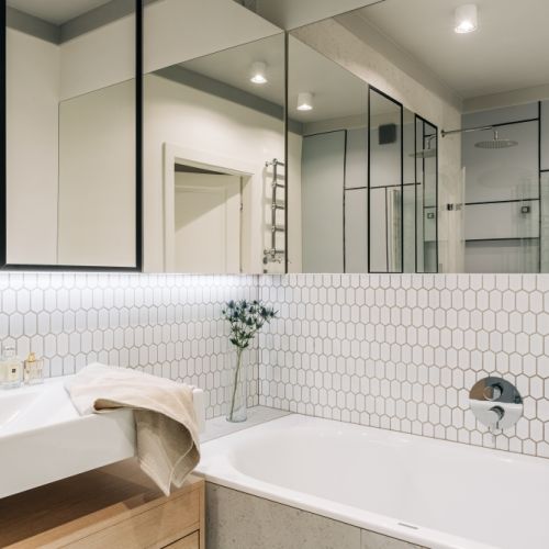 czarno biała łazienka