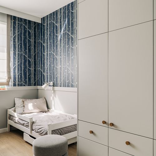 pokój dla chłopca z granatową tapetą