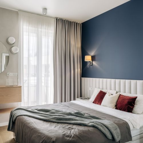 granatowa ściana w sypialni