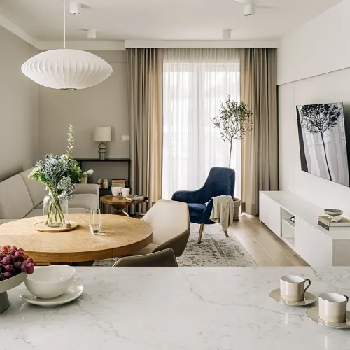 nowoczesny apartament z klasycznymi detalami i odcieniami bieli i granatu