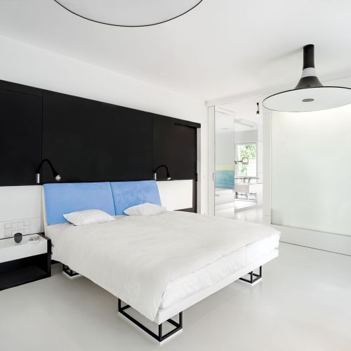 W odcieniach fuksji: nowoczesny dom pod Warszawą