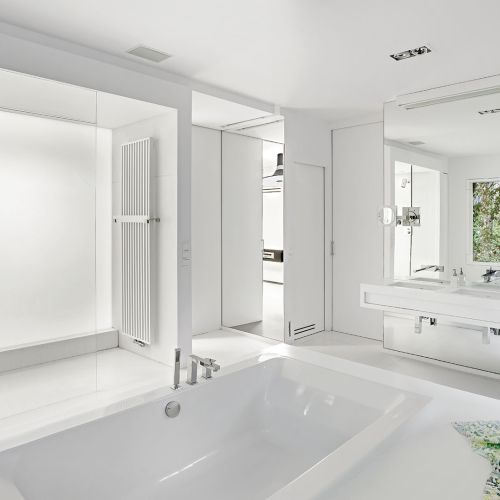 Ten nowoczesny dom pod Warszawą zaspokaja rozmaite pragnienia. Natury, otwartej przestrzeni, współczesności i relaksu.