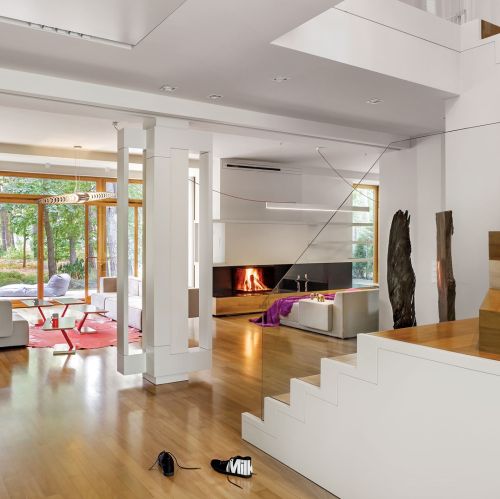 W odcieniach fuksji: nowoczesny dom pod Warszawą