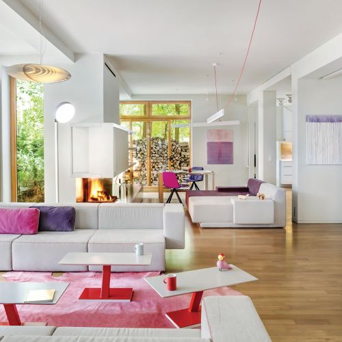 Ten nowoczesny dom pod Warszawą zaspokaja rozmaite pragnienia. Natury, otwartej przestrzeni, współczesności i relaksu.