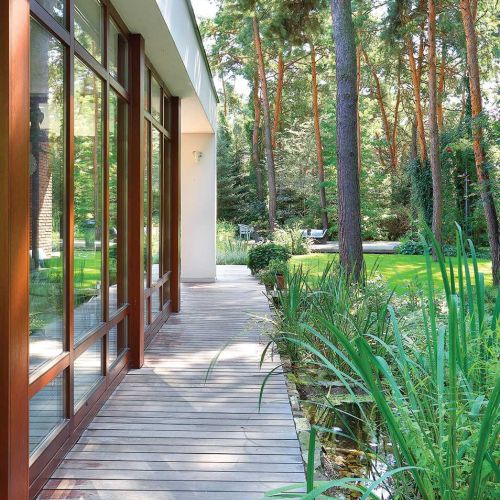 Ten nowoczesny dom znajduje się na skraju parku krajobrazowego. najważniejszą rolę odgrywa tu zieleń.