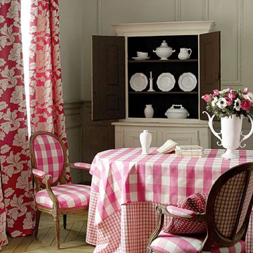Nowość marki Manuel Canovas: zasłony Solange (794 zł/m, obicia krzeseł Octave (375 zł/m). IMPRESJE HOME COLLECTION