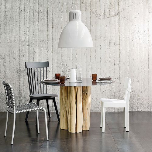 stół z drewnianą nogą