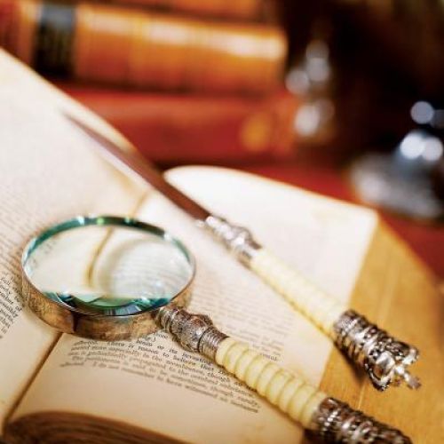 Nóż do otwierania kopert i lupa, fot. CORBIS.