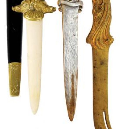 Nożyk z kości i złoconego brązu, obok skórzana pochwa Francja, XIX w., Rempex. Nóż cynowy z Czech, zdobiony dwiema