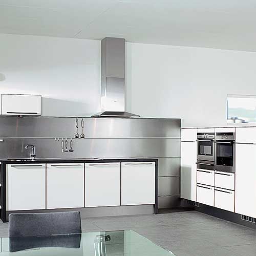 O otwartych półkach w kuchni mogą pomyśleć osoby, które dbają o porządek. Ale za to wszystko mają pod ręką. HTH