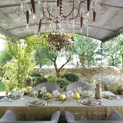 Obiad w ogrodzie. Fotele marki Vincent Sheppard. Zastawa od Jars Ceramistes.