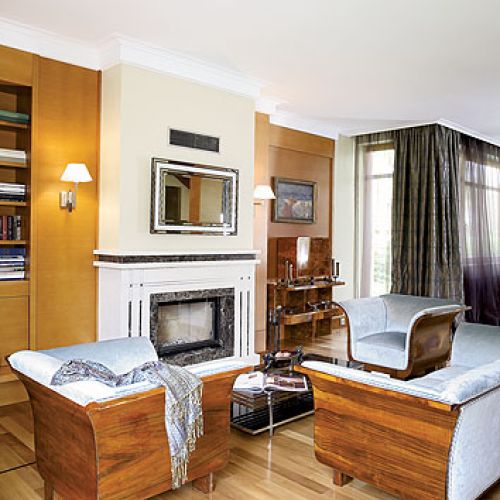 Obłożony marmurem Crema Barcelona i kwarcytem Macacco Brown.