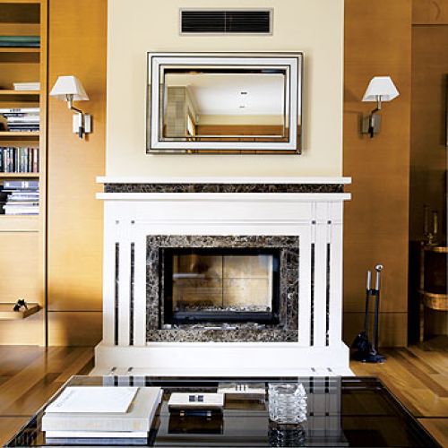 Obłożony marmurem Crema Barcelona i kwarcytem Macacco Brown.