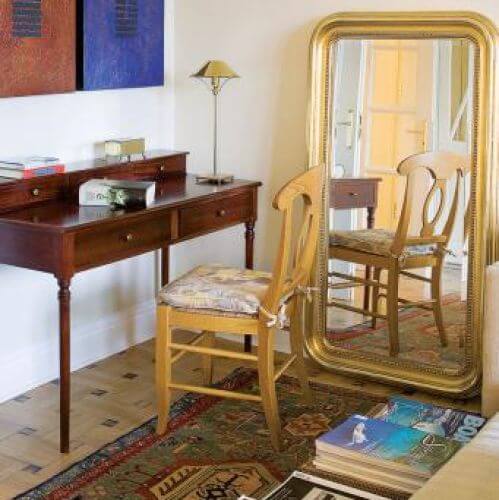 Obok konsoli duże lustro. Apartament w kamienicy na Powiślu