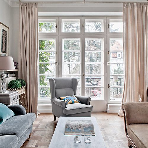 Obok kredensu na 150 talerzy stoi secesyjny stół i francuska konsola.