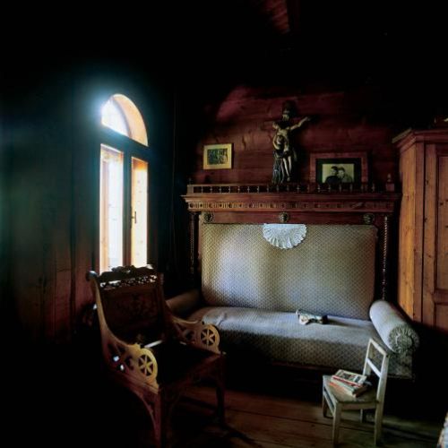 Obok łóżka stoi rzeźbiony fotel. Siła Ornaku