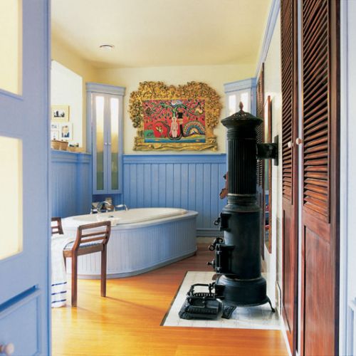 Obok wanny stoi koza. Żeliwna, oczywiście...