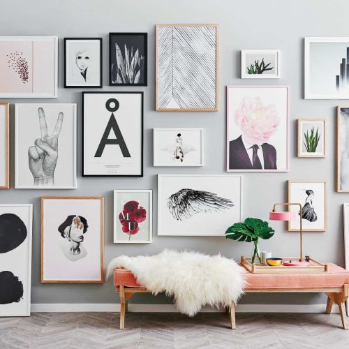 Sztuką nie jest kupić dobre obrazy, grafiki czy zdjęcia, ale powiesić lub ustawić je z pomysłem. Nie wszystko musi