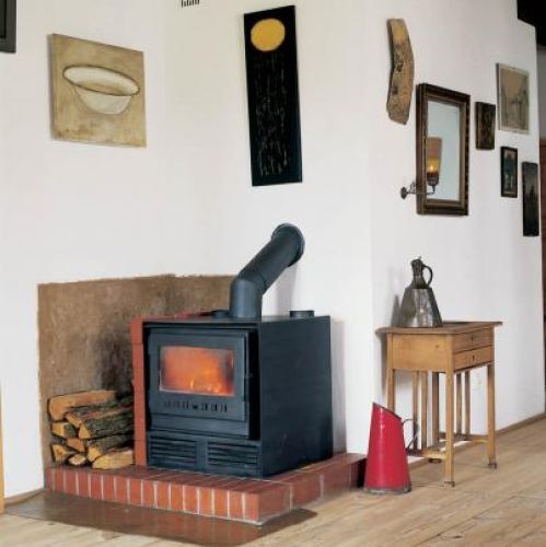 Obudowę kominka zredukowano do minimum.