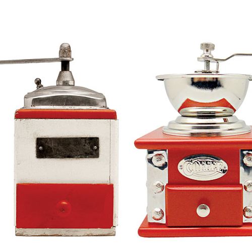 (Od lewej) Stylizowany na dawny, w drewnianej obudowie. / Firmy London Pottery, www.fide.pl