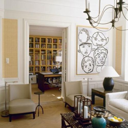 Od skandynawskiego stylu nie udało się całkiem uciec. Regał na książki zbudowany jest z kilku witryn prosto z Ikea.