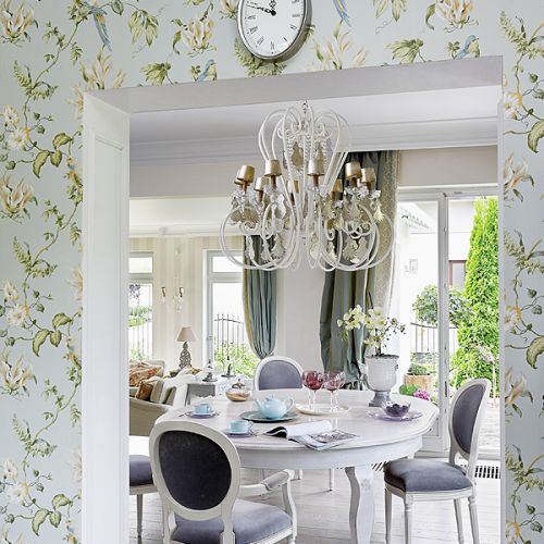 Od strony holu, przy wejściu do jadalni, tapety w typowo prowansalskie - roślinne motywy.