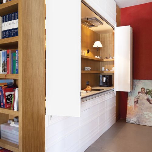 Od strony salonu ma wnekę na ksiażki. Zaprojektowała ją Joanna Maksymiak-Grabowska, a zrobił stolarz spod