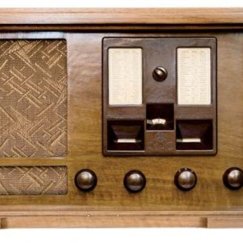 Odbiornik 231-Z z 1937 r. wyprodukowany w PZT, reklamowany jako Luksusowy odbiornik 3-pentodowy. Odbiór stacyj