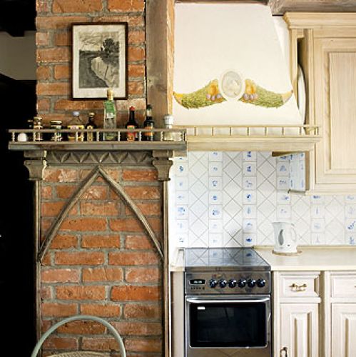 Odbudowany spichlerz historyka sztuki i projektanta wnętrz. Dom wyrasta wprost z krajobrazu, jest jego częścią.