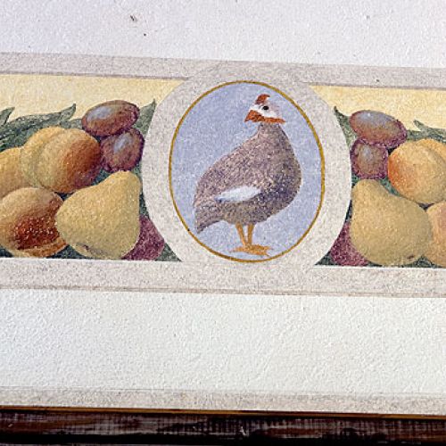 Odbudowany spichlerz historyka sztuki i projektanta wnętrz. Dom wyrasta wprost z krajobrazu, jest jego częścią.