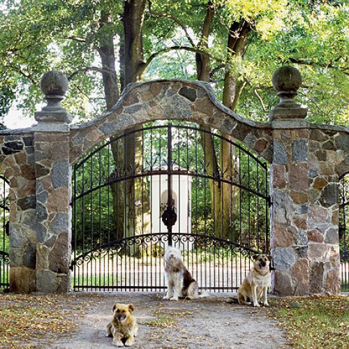 Odbudowany spichlerz historyka sztuki i projektanta wnętrz. Dom wyrasta wprost z krajobrazu, jest jego częścią.