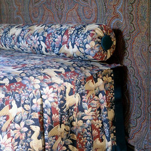 Odbudowany spichlerz historyka sztuki i projektanta wnętrz. Dom wyrasta wprost z krajobrazu, jest jego częścią.