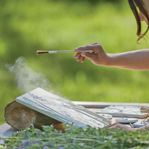 Romę Roman fascynuje eteryczne piękno kwiatów i ziół. Długo zastanawiała się, jak zatrzymać ich przemijanie.