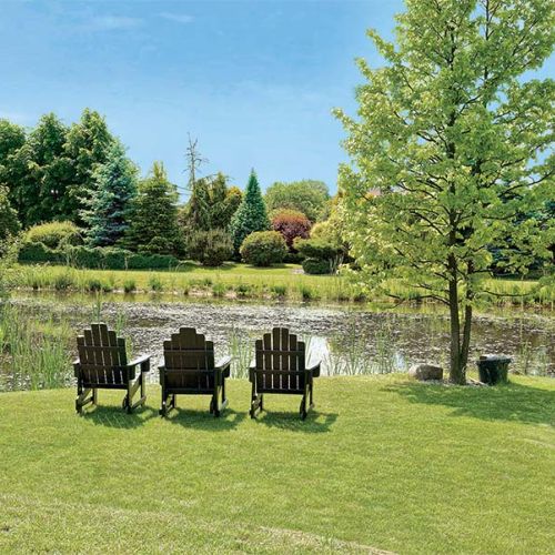 Odpoczynek nad stawem. Ogród jak z greckiej pocztówki