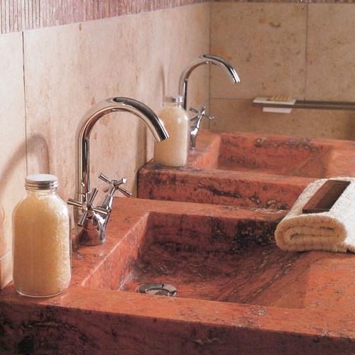 Odpowiednio zaimpregnowany trawertyn sprawdza się nawet w łazience. GALERIE VENIS