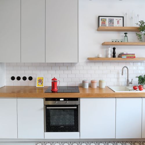 Odrobina szaleństwa pojawiła się w dodatkach, np. w płytkach na podłodze w kuchni.