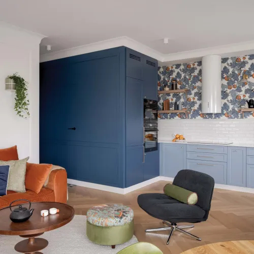 pomarańczowy narożnik w salonie z kuchnią