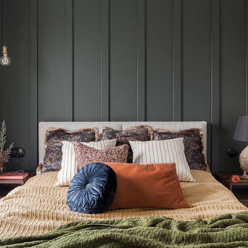 ciemny kolor ścian w sypialni