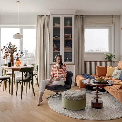 pomarańczowa sofa w salonie