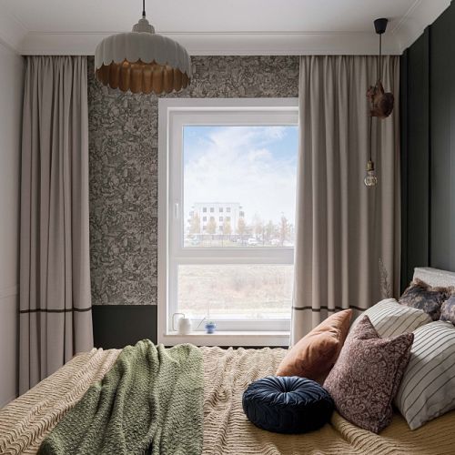 ciemna ściana za łóżkiem w sypialni