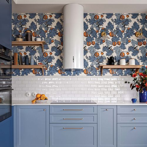 niebieska kuchnia z tapetą