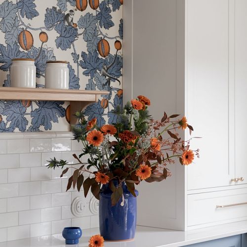 niebieska tapeta w kuchni