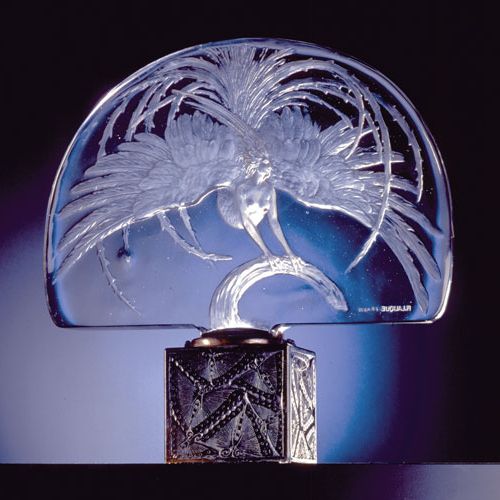 Ognisty ptak (1922 r.) przedstawia mityczną hybrydę. Podstawa została wykonana z brązu.