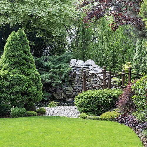 Ogród sprawia wrażenie większego niż w rzeczywistości dzięki lustrom.