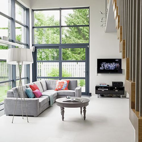 Ogród zagląda do środka, a niebo odbija się w podłodze.