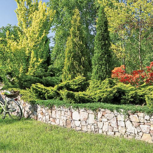 Ogród ze stawem, altankami i ławeczkami do dumania.