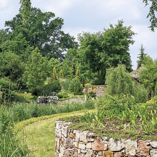 Ogród ze stawem, altankami i ławeczkami do dumania.